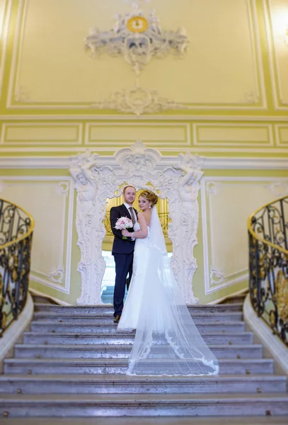 Matrimonio coppia al chiuso è abbracciarsi a vicenda — Foto Stock