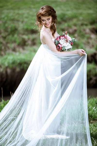 Блондинка невеста в моде белое свадебное платье с макияжем — стоковое фото