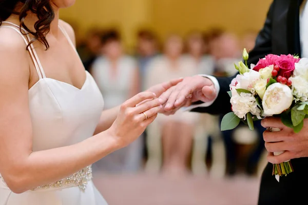 Beauty Bride Handsome Groom Wearing Rings Each Other Wedding Couple — Stock Photo, Image