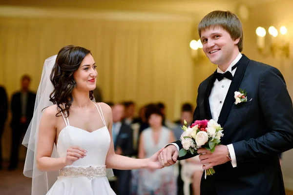 Красуня наречена і красивий наречений носять кільця один з одним — стокове фото