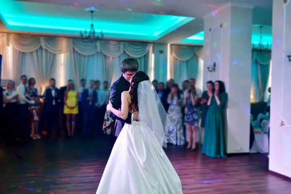 Bruiloft echtpaar in het restaurant is dansen — Stockfoto