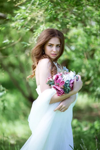Brunette bruid in mode witte trouwjurk met make-up — Stockfoto