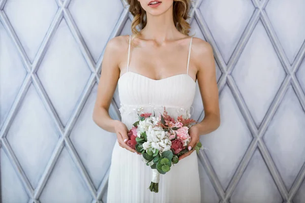 Morena novia en vestido de novia blanco de moda con maquillaje —  Fotos de Stock