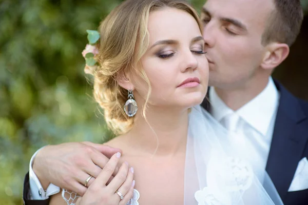 Hochzeitspaar in der Natur umarmt sich — Stockfoto