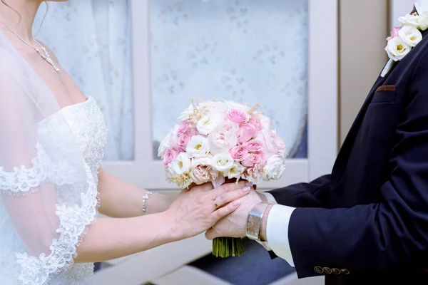 婚礼夫妇与花束 — 图库照片