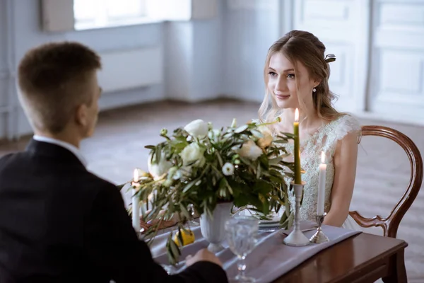 Mooie bruidspaar in restaurant — Stockfoto