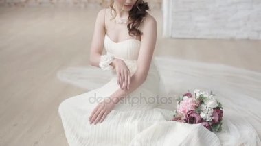 güzel genç kadın gelin buket çiçek studio poz ile