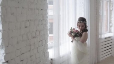 güzel genç kadın gelin buket çiçek studio poz ile