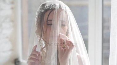 Studio poz peçe giyen güzel genç kadın gelin