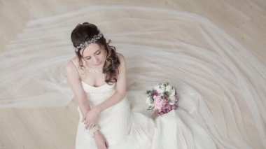 güzel genç kadın gelin buket çiçek studio poz ile