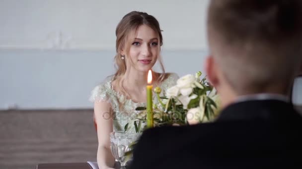 Jovem Bela Noiva Noivo Posando Estúdio — Vídeo de Stock
