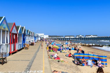 Southwold İngiltere'de, kalabalık plaj