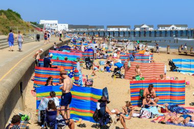 Southwold İngiltere'de, kalabalık plaj