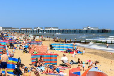 Southwold İngiltere'de, kalabalık plaj