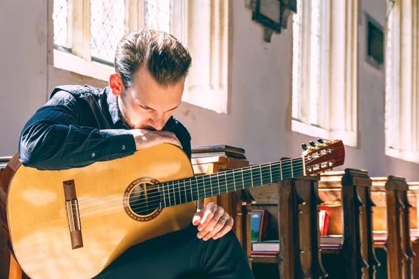 Erkek klasik gitarist 