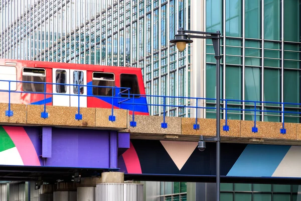 Docklands-Stadtbahn in Canary Werft, Finanzbezirk von l — Stockfoto