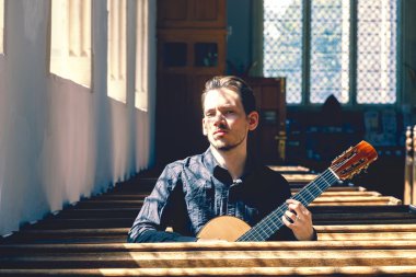 Erkek klasik gitarist 