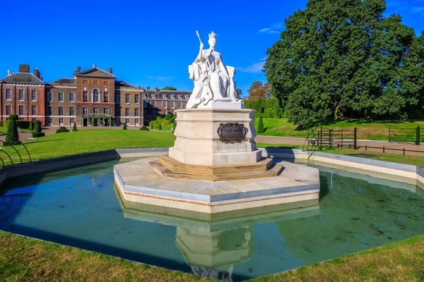 Estátua da Rainha Vitória e Palácio de Kensington — Fotografia de Stock