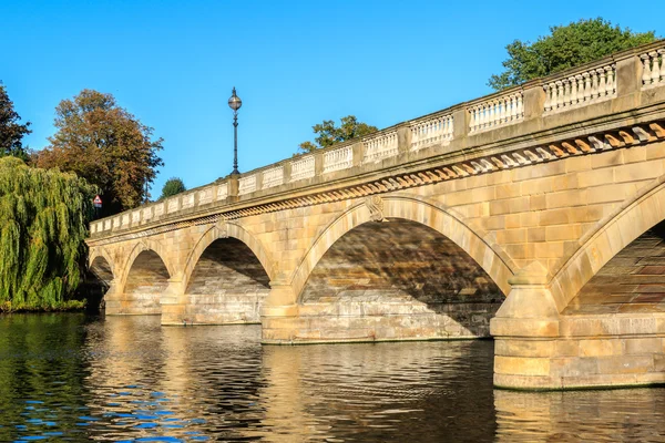 Serpentin bridge i hyde park — Stockfoto