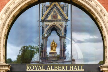 Albert Memorial Londra'da yansıması