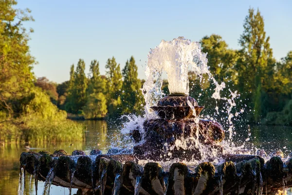 Fountain at The Italian Garden in Hyde Park — Stock Photo, Image