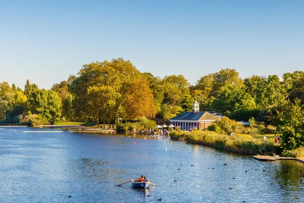 hyde park'ın serpantin göle