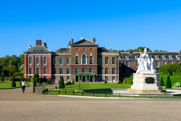 Queen Victoria posąg i Kensington Palace — Zdjęcie stockowe