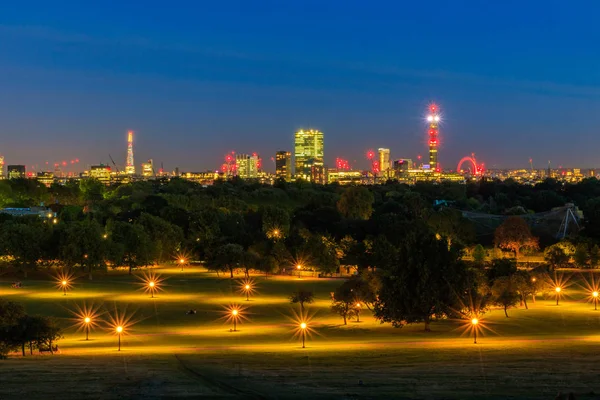 Escenario urbano iluminado de Londres por la noche —  Fotos de Stock