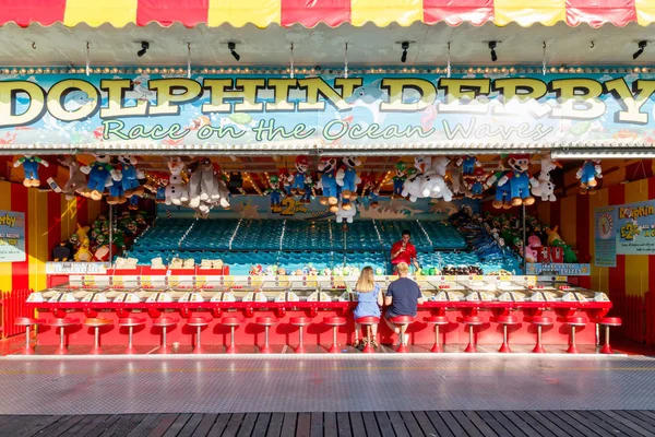 Dolphin Derby Game en la Funfair en Brighton Pier —  Fotos de Stock