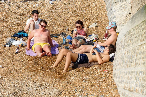 Grupo de adolescentes en Brighton Beach — Foto de Stock
