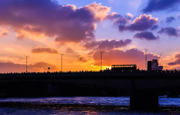 İngiltere'de London Bridge silüeti