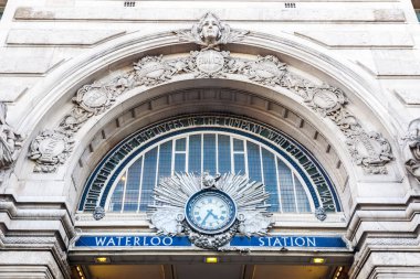 Waterloo İstasyonu girişi yukarıda zafer Arch