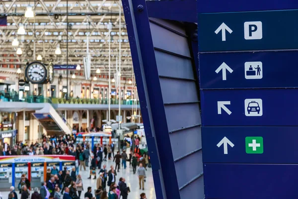 Skyltar vid Waterloo Station — Stockfoto