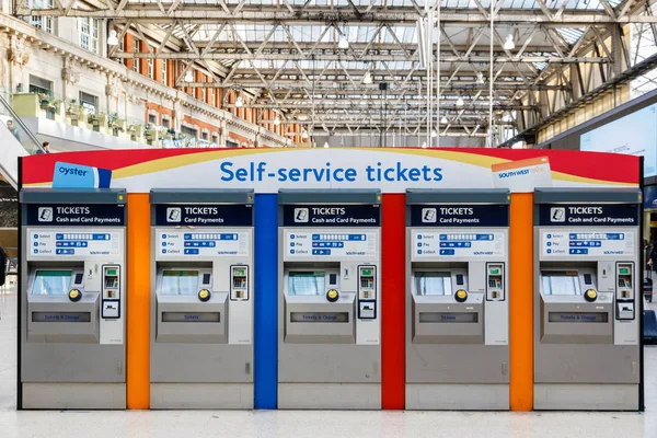 Självbetjäning biljetter maskiner vid Waterloo Station — Stockfoto