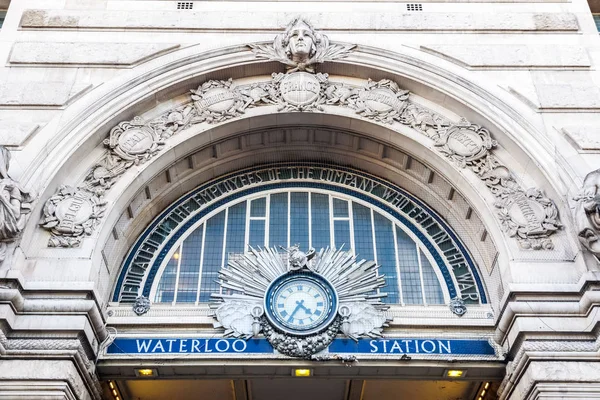 Waterloo İstasyonu girişi yukarıda zafer Arch