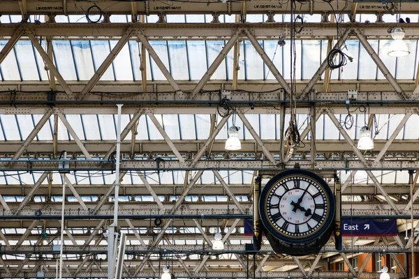 Hängande klocka vid Waterloo Station — Stockfoto