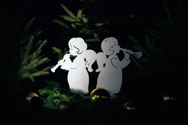 Engel Weihnachtsdekoration im Winterwunderland ausgestellt — Stockfoto