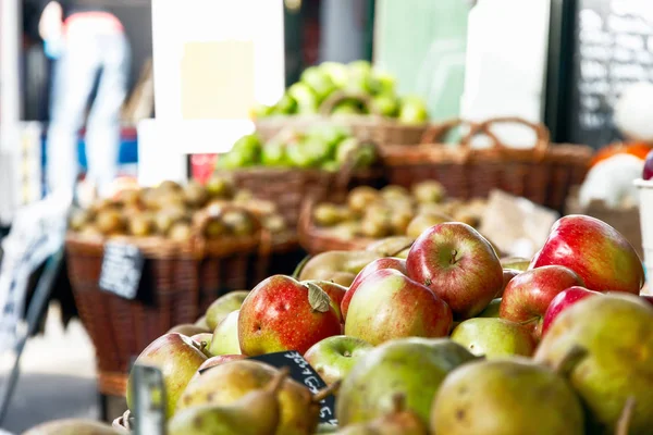 Fresh Apples on Display — Stock Photo, Image