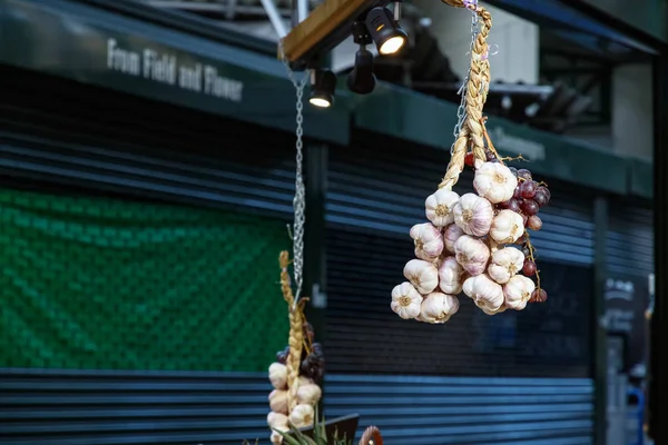 Hangende Garlics en druiven — Stockfoto
