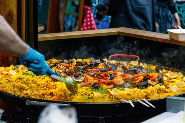 Paella de frutos do mar em exibição — Fotografia de Stock