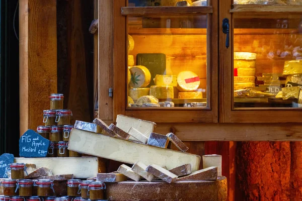 Variedade de queijos em exposição — Fotografia de Stock