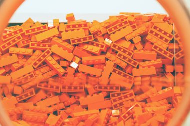 Turuncu renkli plastik tuğla oyuncak