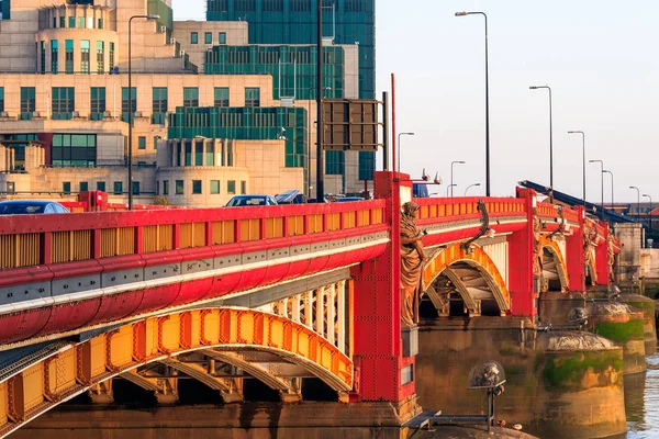 Varieté-Brücke und Geheimdienstgebäude — Stockfoto