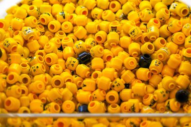 Lego Minifigure kafaları yığını