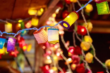 Peri ışıkları Noel pazarı ekranda