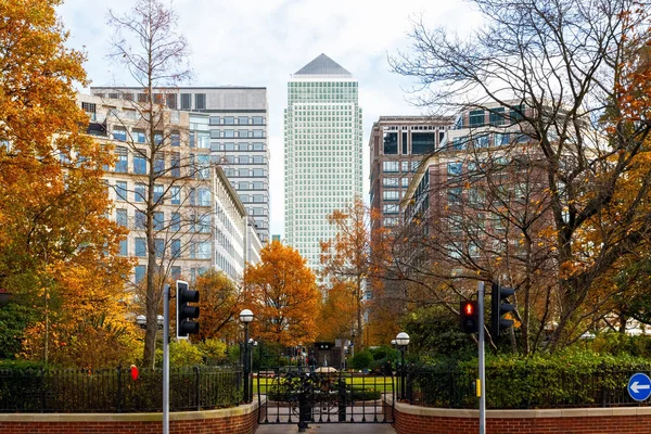 Canary Wharf sett utifrån Westferry Circus — Stockfoto