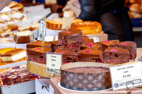 Chocolate raspberry cake slice on display at Borough Market — Stock Photo, Image