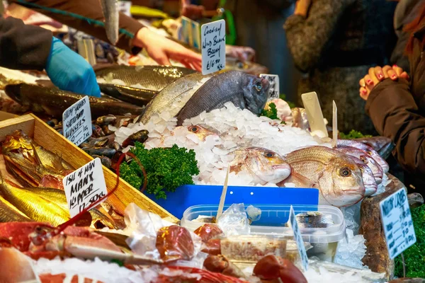 Pesce fresco in mostra al Borough Market — Foto Stock