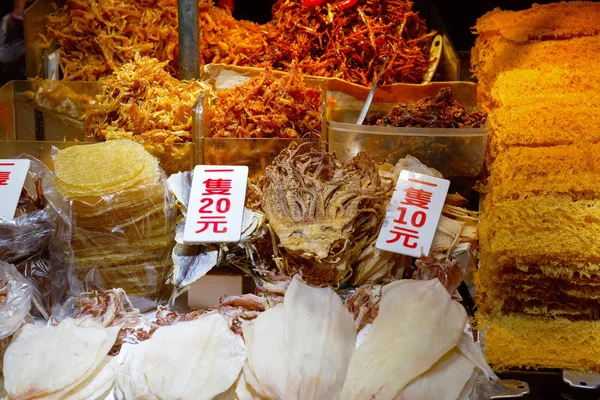 Αποξηραμένα καλαμάρια εμφανίζονται στην αγορά νύχτα Wanhua — Φωτογραφία Αρχείου