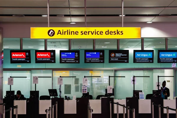 Flygbolaget tjänster skrivbord på Heathrow flygplats — Stockfoto